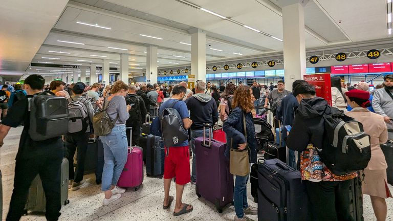 Passengers line up at the airport after a power outage.  Image: Chris Shaw/Reuters