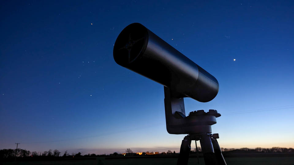 Binoculars in operation against a starry sky