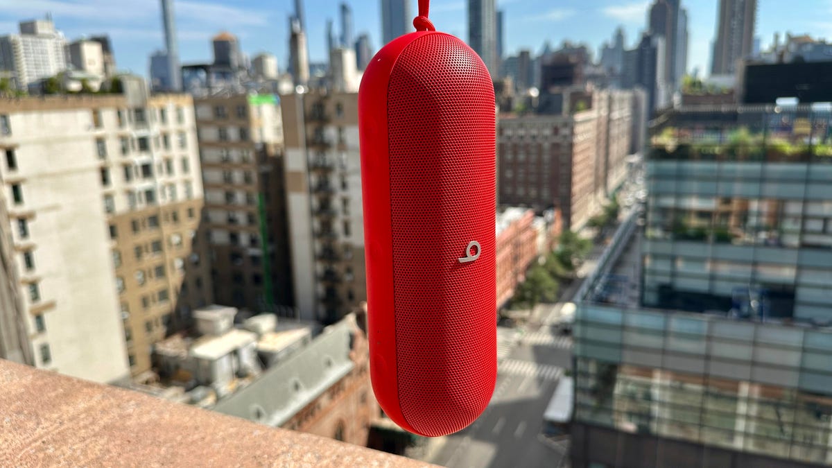 beats-pill-hangs-vertically