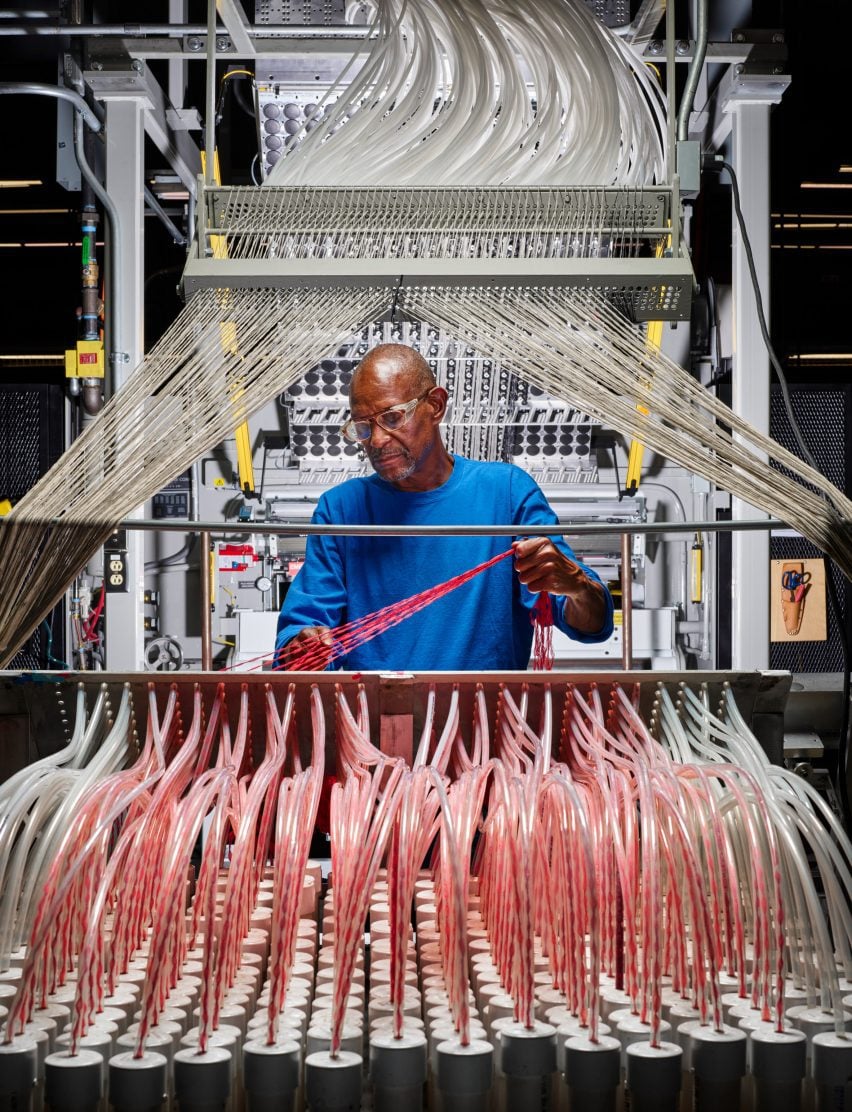 Collecting the yarn to be fed to the carpet weaving machine