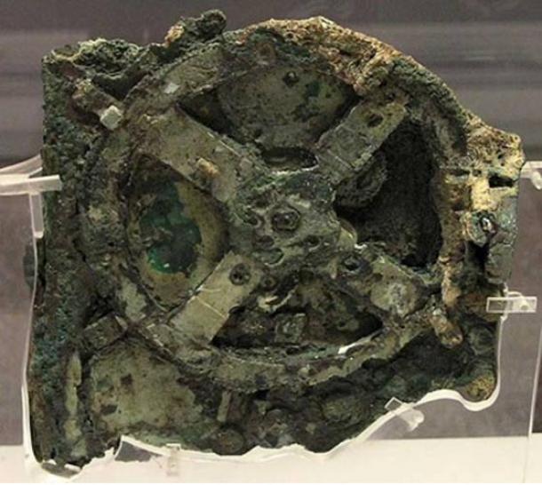 Antikythera mechanism (fragment A – front);  visible is the largest gear in the mechanism, approximately 14 centimeters (5.5 in) in diameter.  (CC BY-SA 3.0)