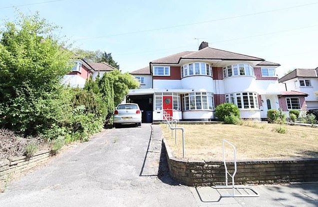 BEFORE: The property in front of the garden was asphalted and replaced by a car dealership