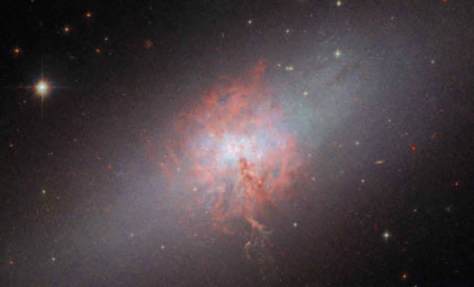 Hubble Space Telescope provides new views of starburst galaxy Ngc 5253