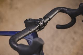 New Giant Revolt D-Fuse handlebars with integrated cables