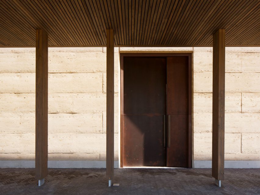 Cement-stabilized rammed earth