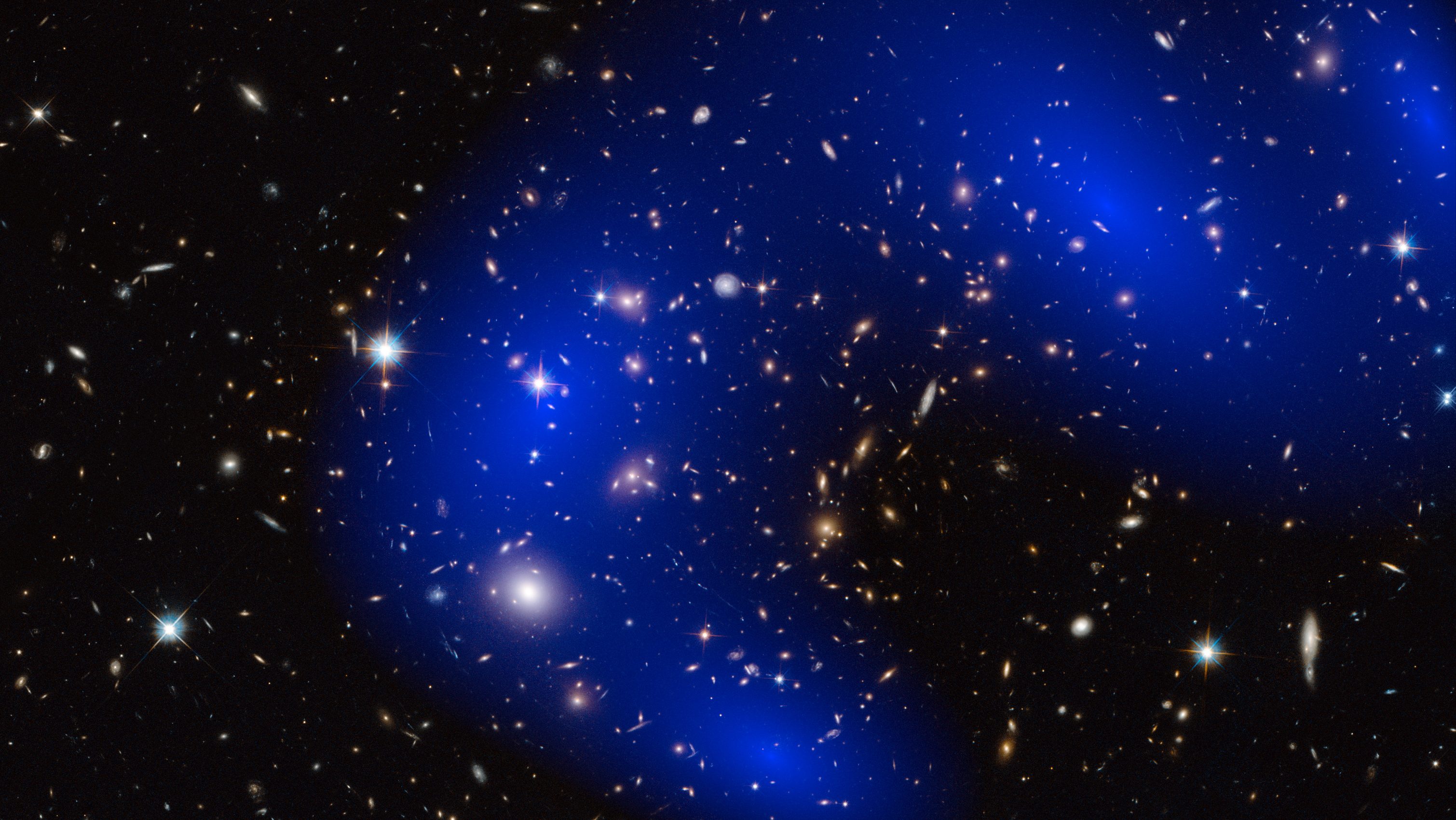 The dark matter of the galaxy cluster MACS J0717